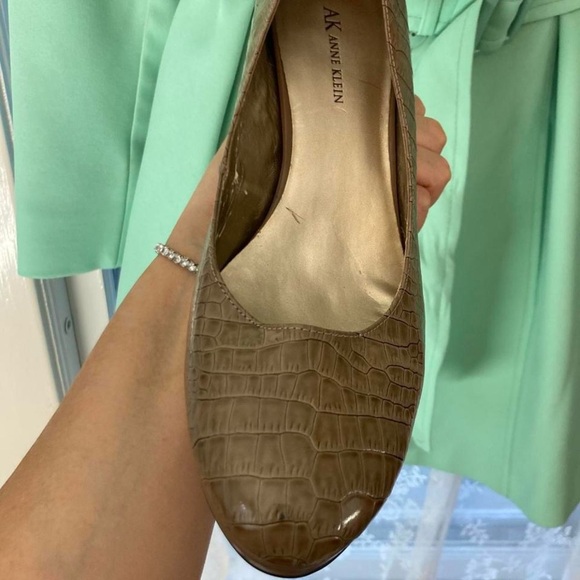 Anne Klein Tan crocodile embossed faux leather heels with a 2" heel 10 - Picture 3 of 6